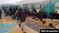 Граждане Таджикистана и Узбекистана, размещенные в спортзале школы в Актобе после того, как остались под бураном в пути. 23 февраля 2023 года
