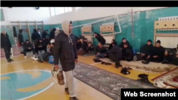Граждане Узбекистана и Таджикистана, застрявшие в пути из-за бурана и размещенные в спортзале школы в Актобе, 23 февраля 2023 года.