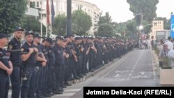 Oficerët e policisë formojnë kordon pranë ndërtesës së Qeverisë gjatë protestës së opozitës në Shqipëri, Tiranë, 11 korrik 2024.