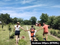 Părinții și copiii din familia Bălan au plantat împreună peste 80 de copaci în curtea de la Produlești.