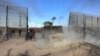 Боевики ХАМАС пробивают брешь в пограничных ограждениях на границе Газы и Израиля, 7 октября 2023 года