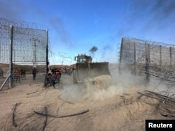 Pripadnici Hamasa upadaju na izraelsku stranu preko granične ograde između Izraela i Gaze nakon što su se naoružani militanti infiltrirali u područja južnog Izraela, 7. oktobra 2023.