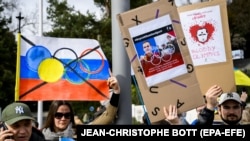 Protest u Lozani, gde je sedište Međunarodnog olimpijskog komiteta, sa zahtevom da se zabrani učešće ruskim i beloruskim sportistima na Olimpijskim igrama u Parizu, 25. mart 2023.