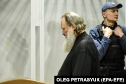 Митрополит УПЦ (МП) Павло (Петро Лебідь) у суді під час обрання йому запобіжного заходу. 1 квітня 2023 року