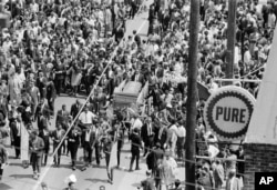 Funeraliile din 1968 ale dr. Martin Luther King - cortegiul trece pe străzile din Memphis.