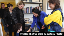 საქართველოს პრეზიდენტის, სალომე ზურაბიშვილის შეხვედრა აქონდროპლაზიის მქონე ბავშვების მშობლებთან 