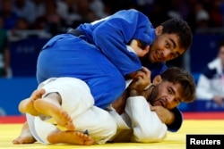 Adil Osmanov și Manuel Lombardo în acțiune pe arena Champ de Mars, 29 iulie, Paris.