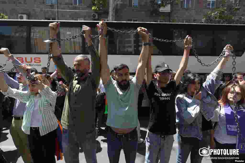 Učesnici pokreta Tavuš za otadžbinu održavaju protestnu akciju ispred jermenskog Istražnog komiteta u Jerevanu.