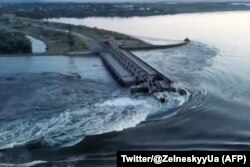 Общий вид дамбы Каховской ГЭС после ее подрыва. Новая Каховка, Херсонская область, 6 июня 2023 года. Скриншот с видео