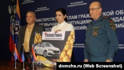 Фото з урочистої передачі автомобіля керівництву «МНС» угруповання «ДНР» від «Галактики»