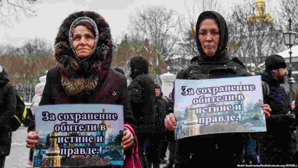 Верующие УПЦ (МП) на территории Киево-Печерской Лавры во время последнего богослужения, Киев, 29 марта 2023 года