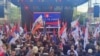 Na skupu u Banjaluci su primjetne zastave Republike Srpske, Srbije i ruskog predsjednika Vladimira Putina.