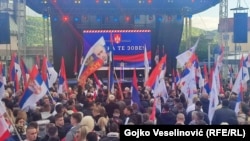 На собирот имаше знамиња на Република Српска, на соседна Србија и со рускиот претседател Владимир Путин, 18 април 2024 г.