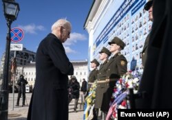 Президент США Джо Байден в память о погибших украинских воинах в войне с Россией у Стены памяти. Киев, 20 февраля 2023 года