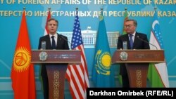 Secretarul de stat american Antony Blinken (stânga) și ministrul de externe kazah Muhtar Tileuberdi vorbesc cu reporterii la Astana, la 28 februarie. Tileuberdi a declarat că lipsa unei frontiere vamale cu Rusia face "foarte dificilă gestionarea" evaziunii de la sancțiuni.