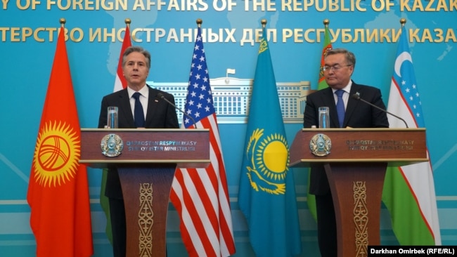 U.S. Secretary of State Antony Blinken (left) and Kazakh Foreign Minister Mukhtar Tileuberdi speak to reporters in Astana on February 28. Tileuberdi said the lack of a customs border with Russia makes it “very difficult to manage” sanctions evasion.