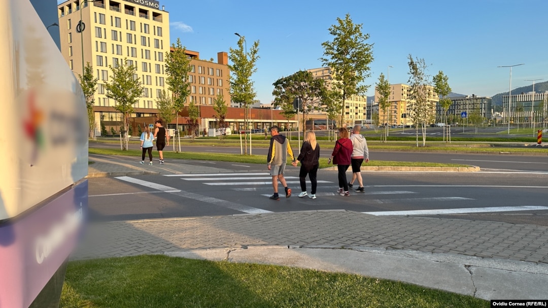 Piața imobiliară s-a dezvoltat spectaculos în ultimii ani în Brașov, după ce au fost ridicate mai multe ansambluri și chiar cartiere de locuințe, în special în zona fostelor platforme industriale. A ajuns al doilea cel mai scump din țară, după Cluj-Napoca.