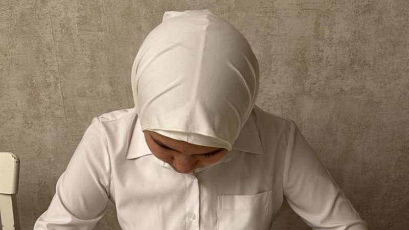 Казакстан: Сот хижаб кийген кыздардын окууга киргизилбешин мыйзамсыз деп тапты   