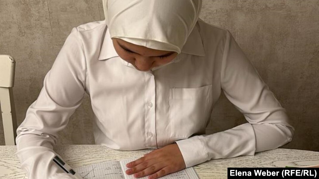 Көйлегін шешіп жатқан қыздың жеке суреті Көйлегін шешіп жатқан қыздың жеке суреті