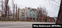 Зруйновані будинки в районі, де жила героїня 
