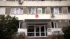 Bloc de locuințe din București cu„bulină roșie”, adică încadrat în clasa I de risc seismic. Specialiștii propun variante de consolidare care le-ar putea permite locatarilor să nu părăsească imobilul. 