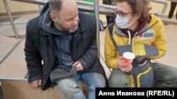Врач Сергей Иевков разговаривает с бездомным человеком