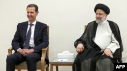 ابراهیم رئیسی (راست) رئیس‌جمهور اسلامی ایران در کنار همتای سوری خود، بشار اسد، در زمان سفر سال ۱۴۰۱ او به تهران و دیدار با رهبر جمهوری اسلامی