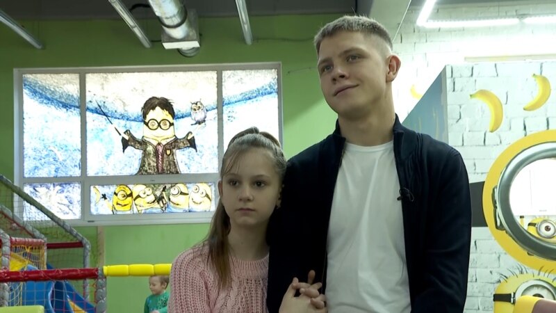 Ukrajinski tinejdžer brine o četvoro braće i sestara