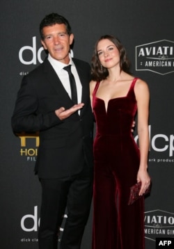  Актьорът и щерка му Стела Бандерас идват за 23-ите годишни холивудски кино награди в хотел 