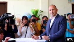 Președintele bulgar Rumen Radev votează la alegerile din 9 iunie 2024.