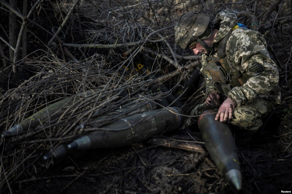 Un soldato ucraino prepara un proiettile di artiglieria da 155 mm per sparare.  Kiev ha promesso di riconquistare tutta la terra occupata dalla Russia, compresa la penisola di Crimea, che il Cremlino ha annesso illegalmente all’Ucraina nel 2014.
