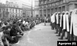 Imagine din 21 decembrie 1989 cu tineri care manifestau împotriva regimului ceaușist la Piața Romană din București.