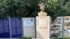 Statuia lui Elie Wiesel, la casa memorială de la Sighetu Marmației.