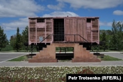 «Сталинский» вагон, установленный на территории музея жертв политических репрессий «АЛЖИР». Акмолинская область, 28 мая 2024 года