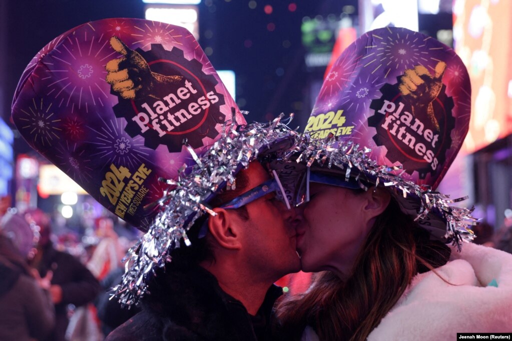 Një çift duke u puthur në momentin kur bota hyri në vitin 2024. Nju Jork, 1 janar 2024. 