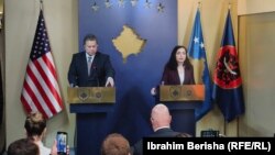 Izaslanik SAD za Zapadni Balkan Gabrijel Eskobar i predsednica Kosova Vjosa Osmani na konferenciji za novinare u Prištini, 13. mart 2024. 