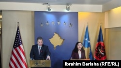 Izaslanik SAD za Zapadni Balkan Gabrijel Eskobar i predsjednica Kosova Vjosa Osmani na konferenciji za novinare u Prištini, 13. mart 2024.