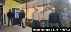 Qytetarë serbë duke pritur për të tërhequr dinarë para një bankomati në Graçanicë.