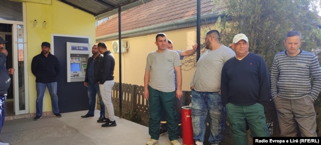 Qytetarë serbë duke pritur për të tërhequr dinarë para një bankomati në Graçanicë.