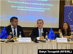 David O'Sullivan (center), the EU's special representative for sanctions, speaks at a March 28 news conference in Bishkek.