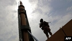 Иранский солдат рядом с ракетой «Шахаб-3»