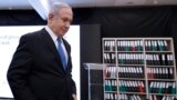 نخست‌وزیر اسرائیل در زمان به نمایش گذاشتن آرشیو هسته‌ای تصاحب شده در ایران