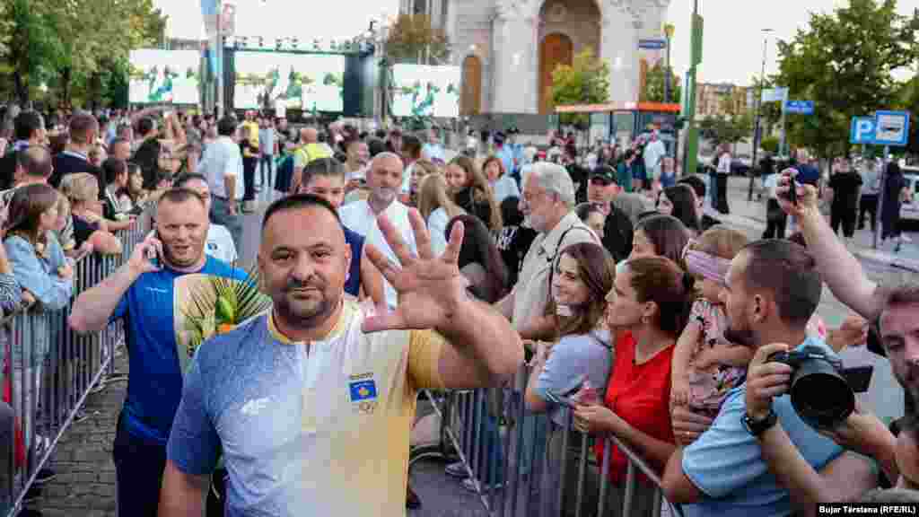 Driton Kuka, udhëheqës i ekipit olimpik të Kosovës në&nbsp;xhudo, ka thënë se gëzohet për pesë medaljet e siguruara dhe shpreson që në të ardhmen, Kosova do të fitojë medalje olimpike edhe nga sportet tjera. &ldquo;Me punë serioze kemi dëshmuar që fëmijët tanë kanë virtyte, kanë vlera&rdquo;, ka thënë ai.