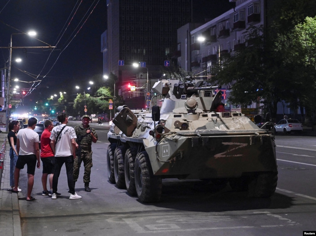 Në fotografi e bërë para agimit, më 24 qershor. Në të shihen civilët e mbledhur në Rostov-on-Don rreth një makine të armatosur, e cila mban shkronjën Z &ndash; simbol që lidhet me luftën e Rusisë në Ukrainë.