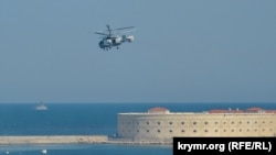 Російський гелікоптер Ка-27 над Севастопольською бухтою в Криму