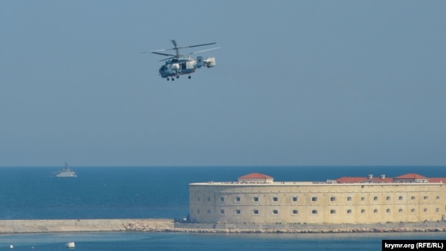 Російський гелікоптер Ка-27 над Севастопольською бухтою в Криму