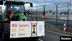 Njemački poljoprivrednici na protestima sa transparentom "nema ratara, nema hrane, nema budućnosti", Frankfurt, 3. februar 2024. 