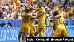 Футболисты сборной Румынии празднуют гол в ворота украинцев. Мюнхен, 17 июня 2024 года