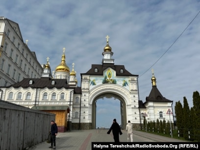 Вхід до новозбудованого храму