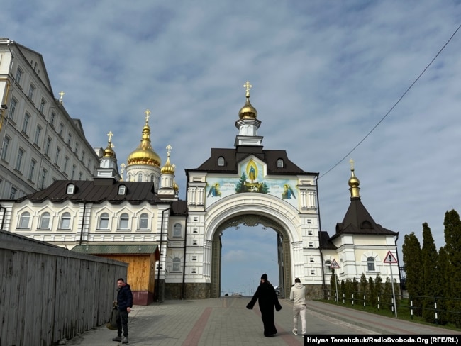 Вхід до новозбудованого храму